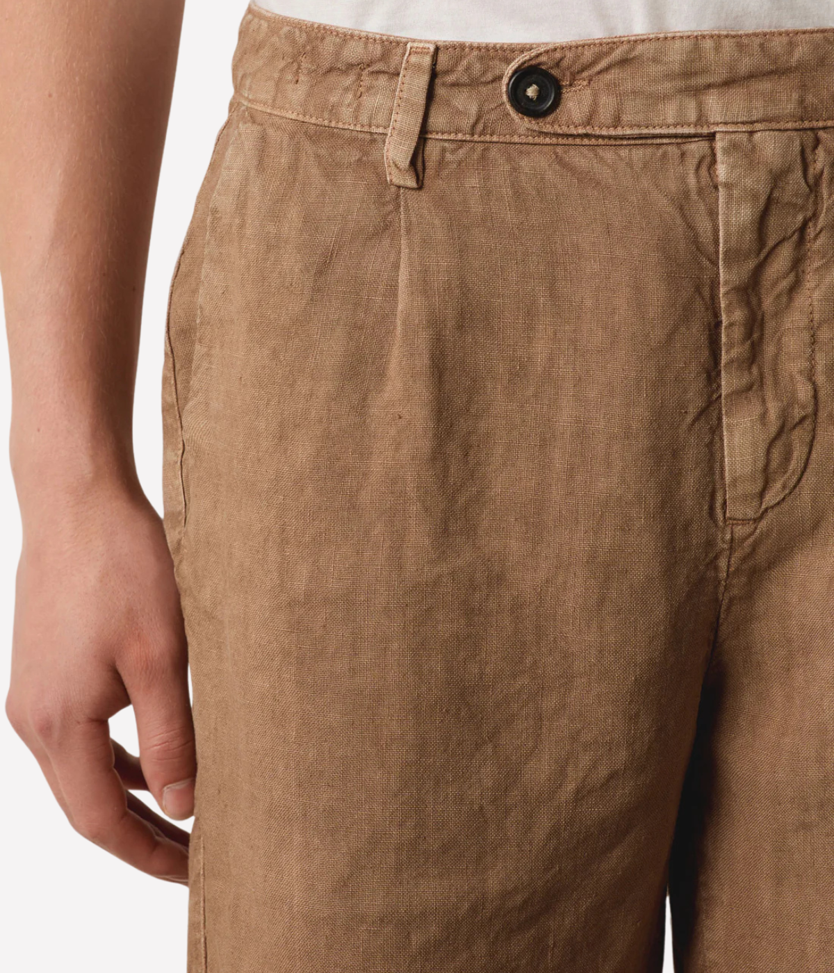 Close-up of waistband and concealed zip closure on Massimo Alba Alaccia Short in Clay