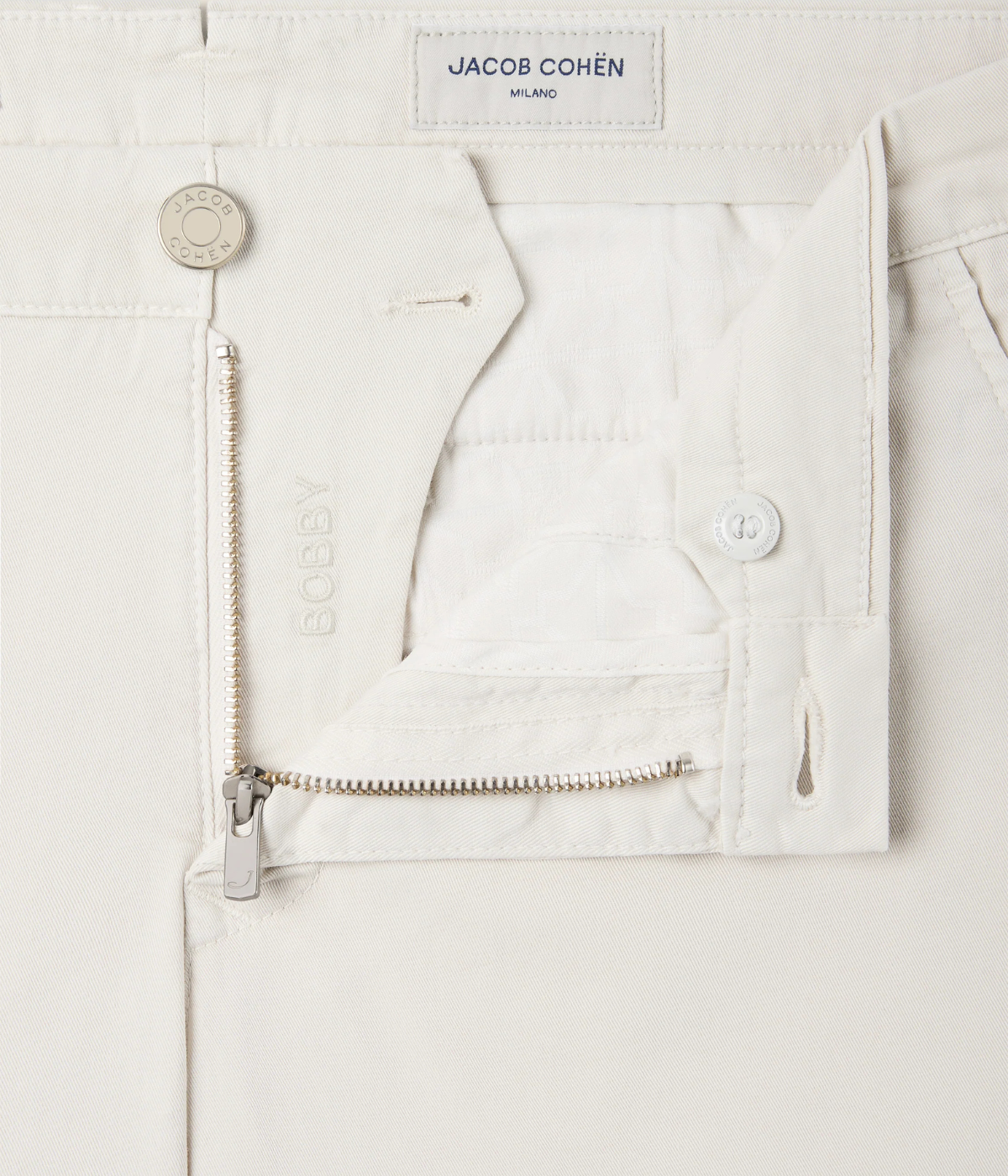 Jacob Cohen Pantalone Slim Fit Bobby in Off White close-up view of fly detail featuring embroidered Bobby style name