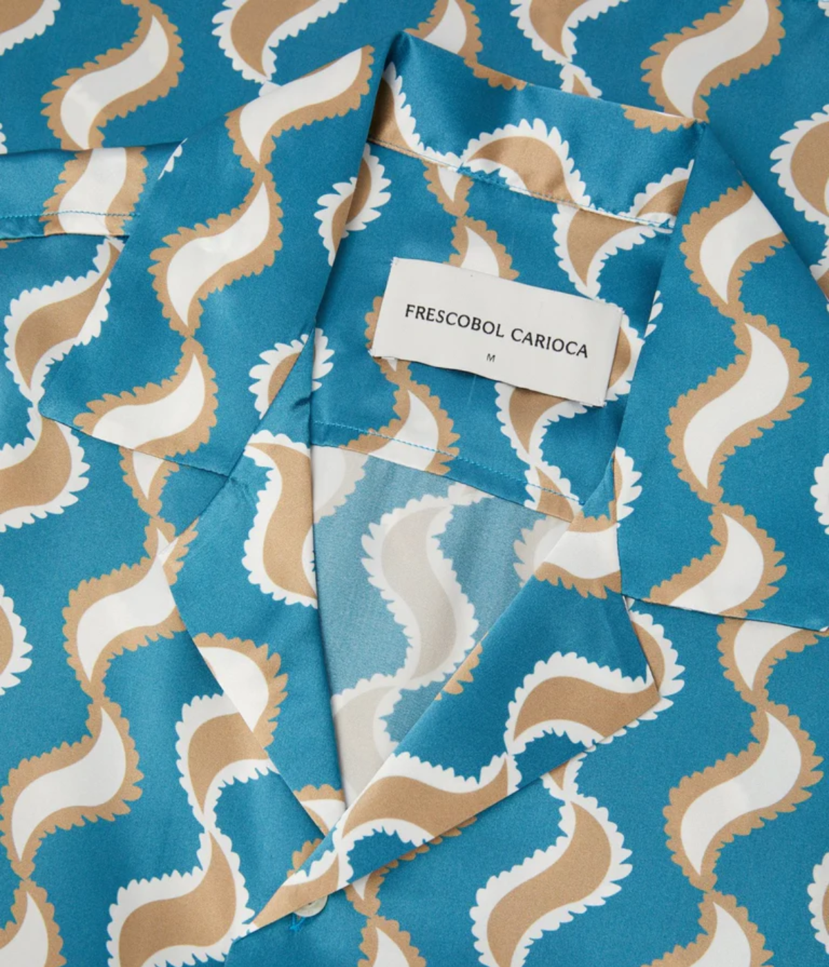 Frescobol Carioca Roberto Silk Shirt Short Sleeve Copacabana Paisley in Teal – Close Up View on Collar Printed Silk Camp Collar Shirt