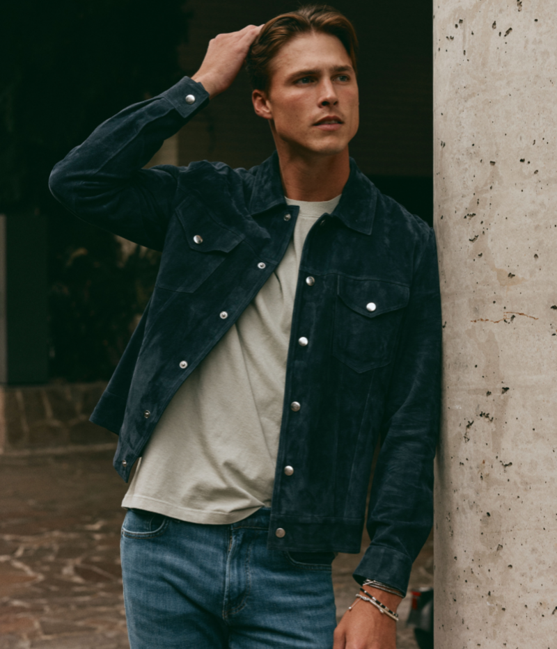 Eleventy Leather Trucker Jacket in navy blue – men’s Italian goat leather jacket with spread collar, popper closure, and front pockets in a deep blue tone