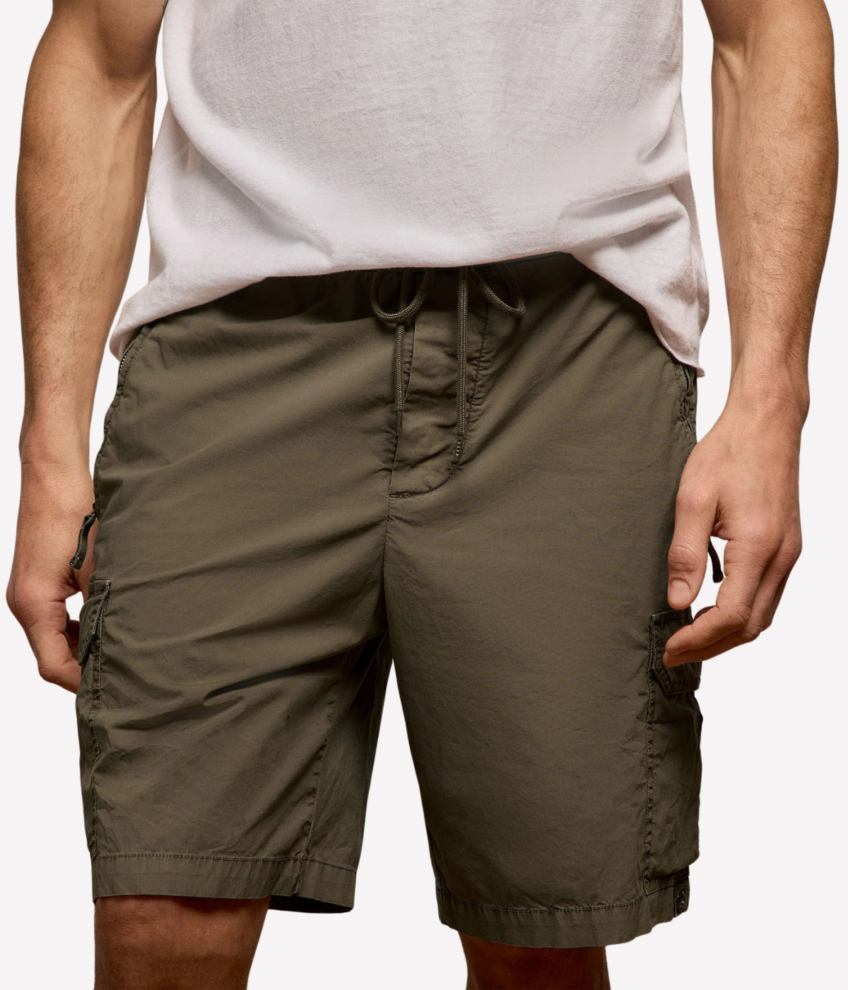 James Perse Supima Poplin Cargo Shirt in Light Olive Pigment – lower body front view on model showcasing cargo pocket detailing, relaxed silhouette, and lightweight garment-dyed poplin fabric.
