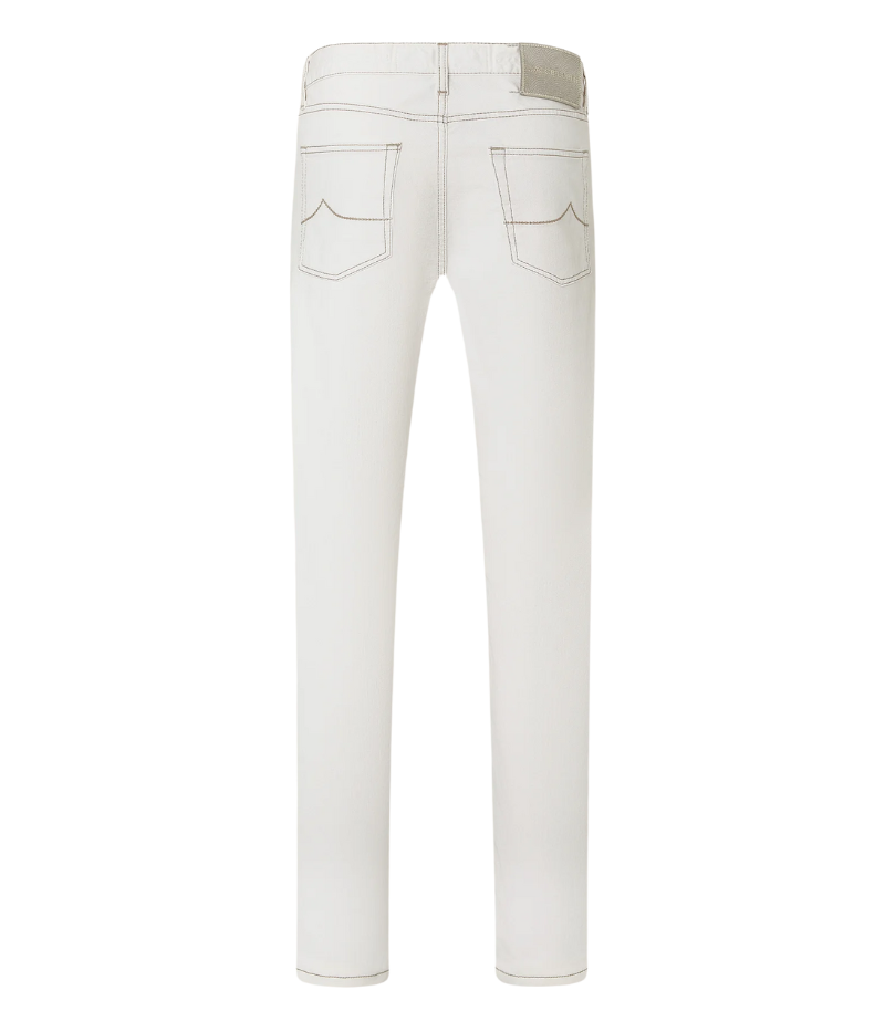 Men’s white Bard jeans by Jacob Cohën featuring brown contrast stitching, slim-regular fit, and calf-hair logo patch – made in Italy.