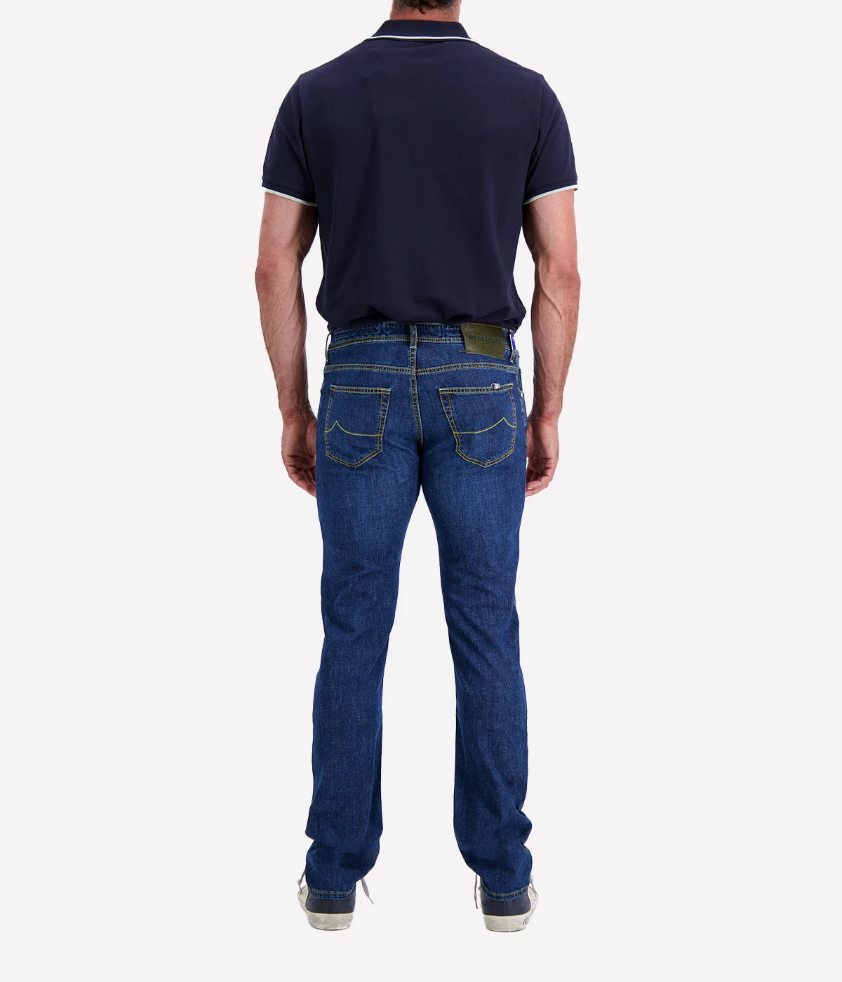 Close-up of the Bard 5-Pocket Jeans in dark blue stonewashed stretch denim, featuring a regular-slim fit. Crafted from a cotton-linen blend for comfort and durability, these jeans include an embroidered logo on the fifth pocket, a World print bandana, and a spool of thread. Finished with Jacob Cohën’s signature fragrance. Made in Italy.