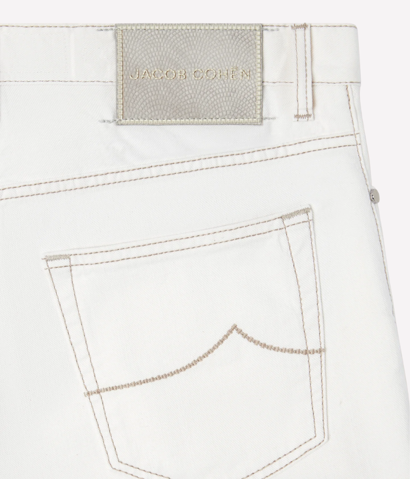 Men’s white Bard jeans by Jacob Cohën featuring brown contrast stitching, slim-regular fit, and calf-hair logo patch – made in Italy.