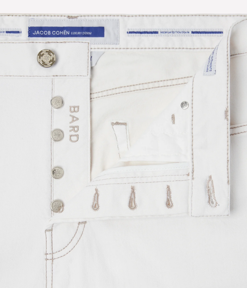 Men’s white Bard jeans by Jacob Cohën featuring brown contrast stitching, slim-regular fit, and calf-hair logo patch – made in Italy.