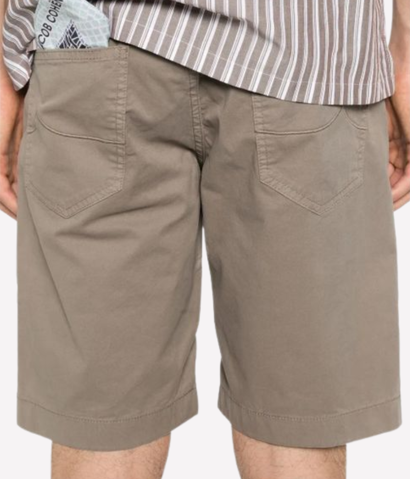 Jacob Cohën Nicolas Bermuda Shorts in elephant grey, featuring a slim fit, low-rise waist, and classic 5-pocket design – made in Italy from stretch cotton blend.
