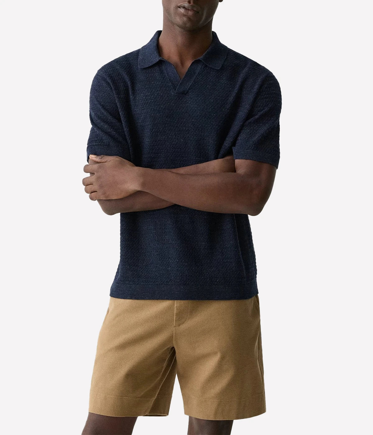 Men's open-collar polo shirt in a breathable cotton-linen blend, featuring a standard fit and short sleeves, ideal for smart-casual summer outfits.