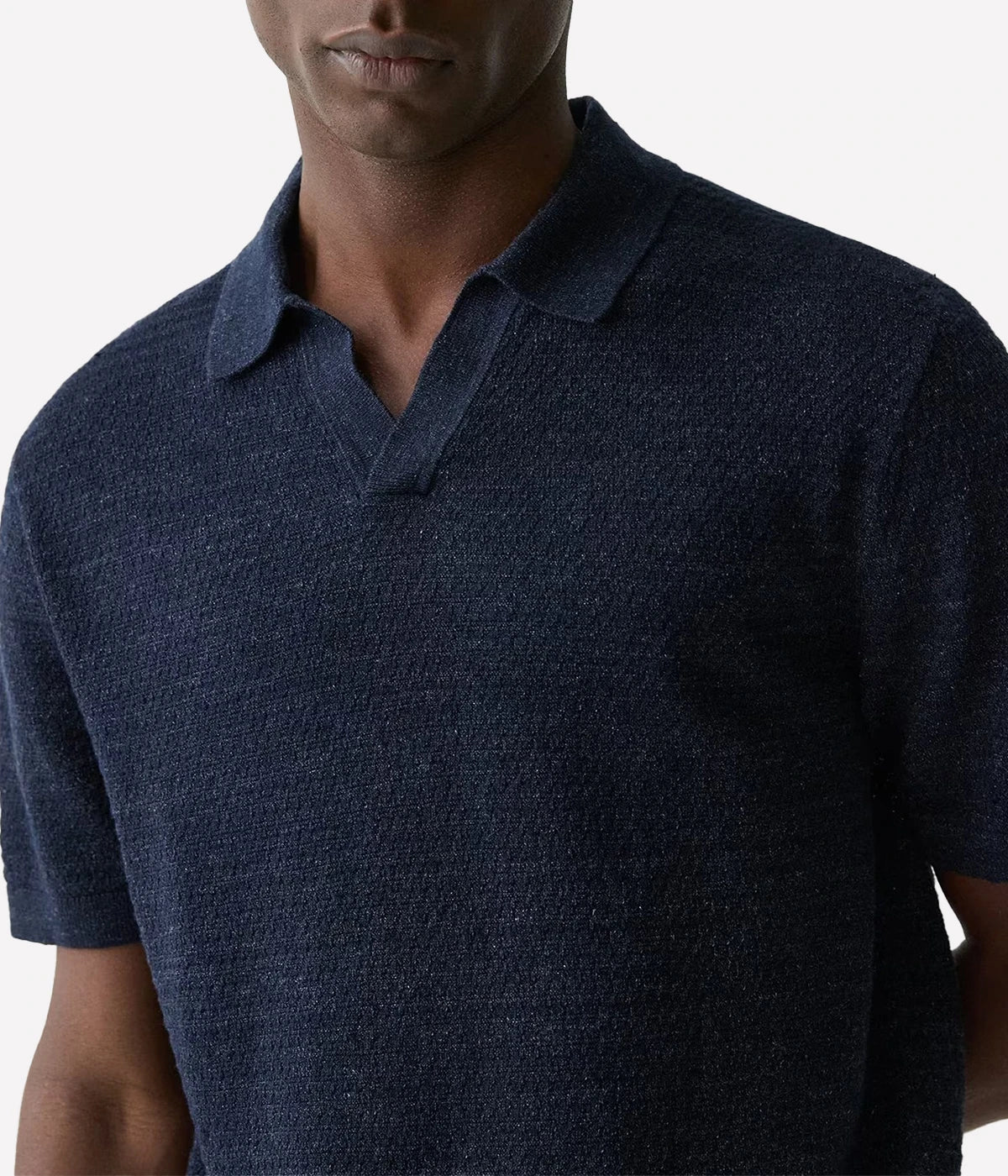 Men's open-collar polo shirt in a breathable cotton-linen blend, featuring a standard fit and short sleeves, ideal for smart-casual summer outfits.
