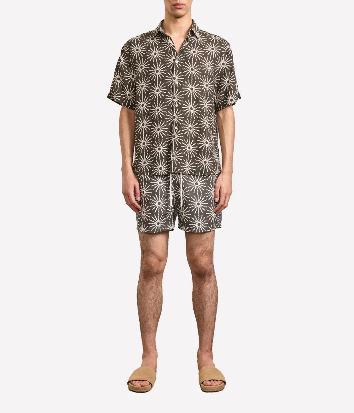 Castro short-sleeve shirt in 100% linen featuring a seasonal ‘O Sol’ print, classic collar, relaxed fit, and branded imitation mother-of-pearl buttons.