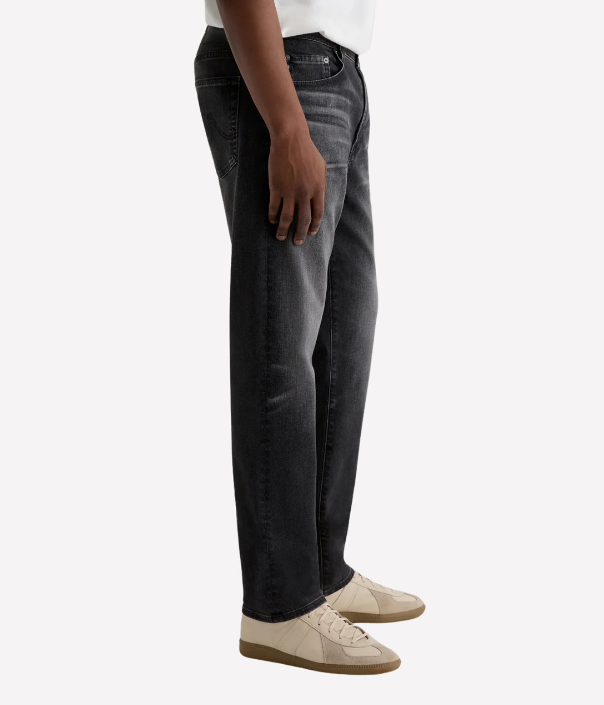 AG Everett jeans in black Cloud Soft Denim™ with a slim straight fit and tapered leg, offering a soft, structured look and everyday comfort.