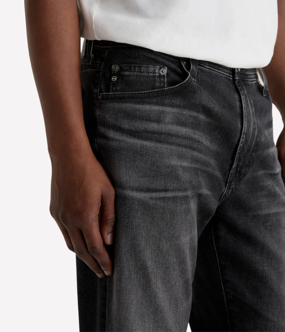 AG Everett jeans in black Cloud Soft Denim™ with a slim straight fit and tapered leg, offering a soft, structured look and everyday comfort.