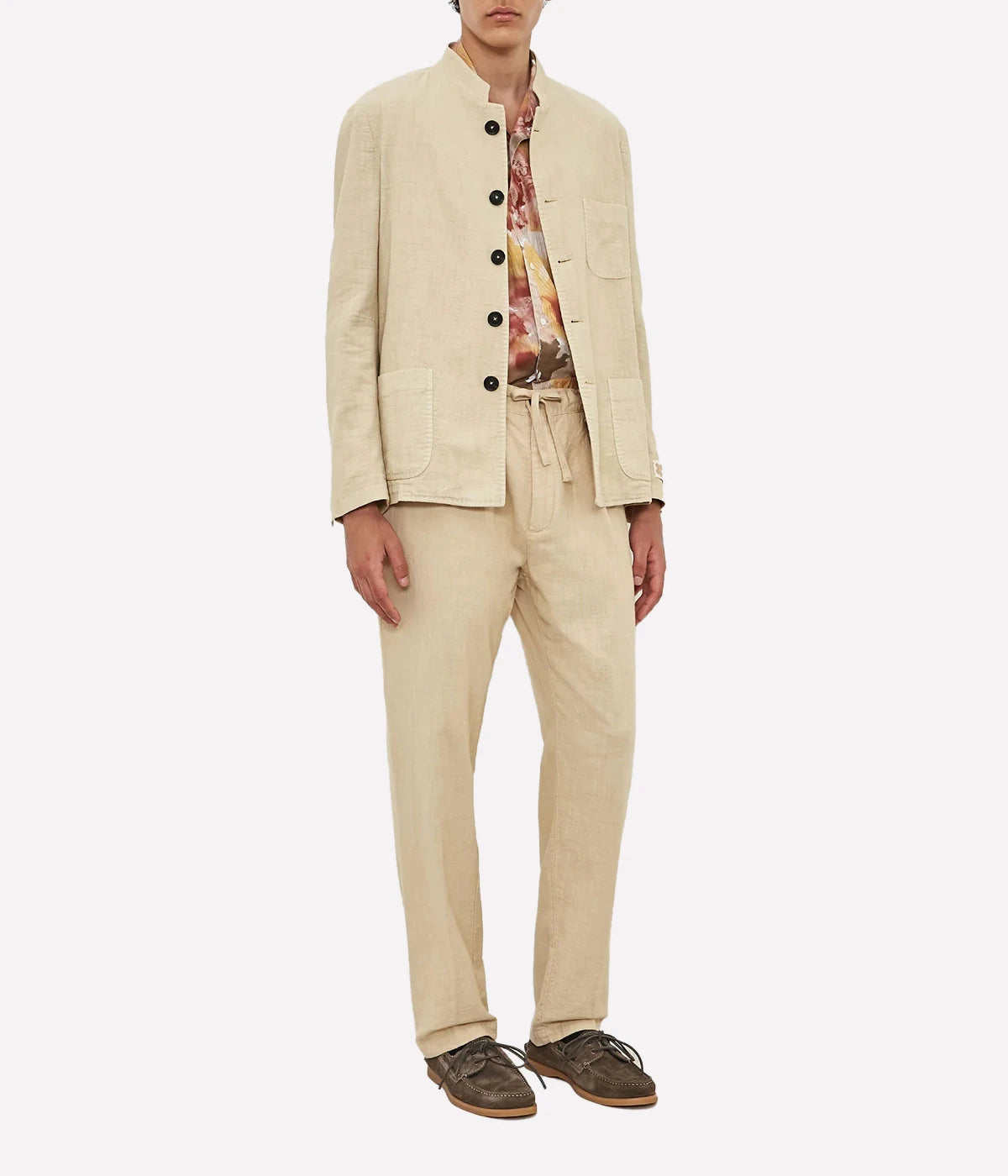 Men's comfort-fit cotton gauze trousers with pleats, elastic waistband, and slant pockets.