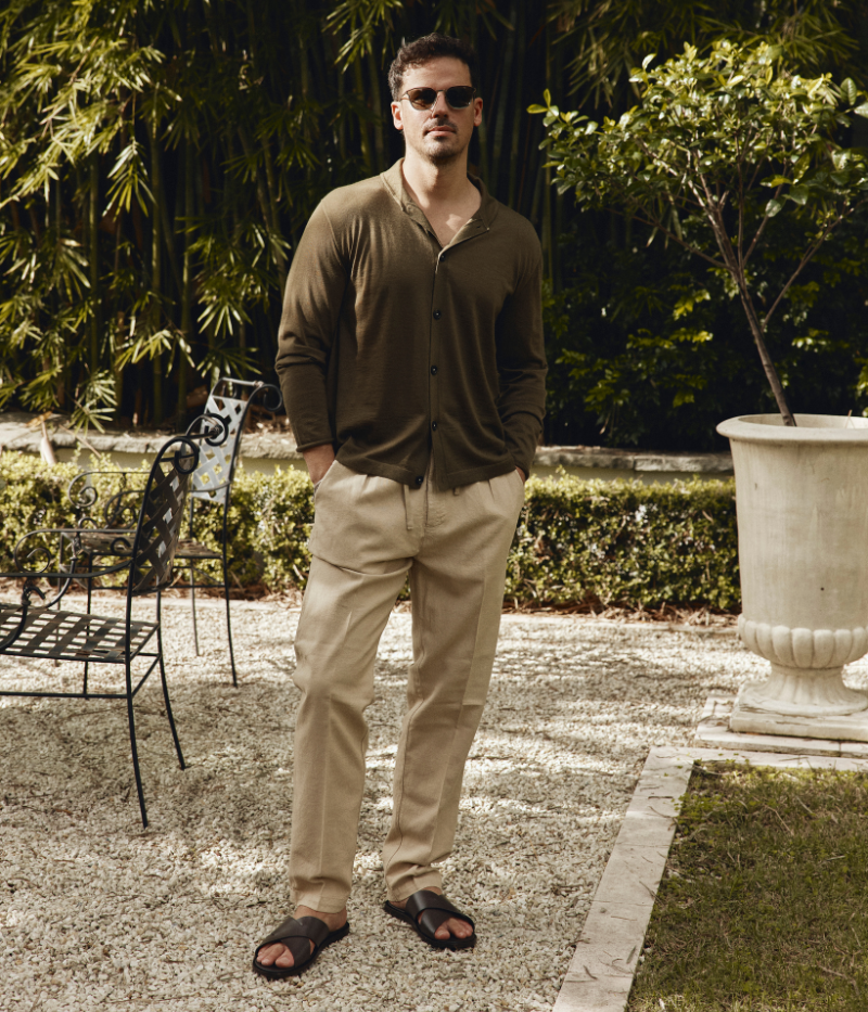 Men's comfort-fit cotton gauze trousers with pleats, elastic waistband, and slant pockets.