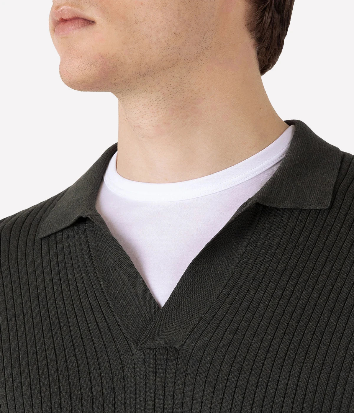 Men’s green cotton-silk knitted polo in a fine rib with a buttonless placket and slim fit—lightweight, refined, and ideal for smart layering.