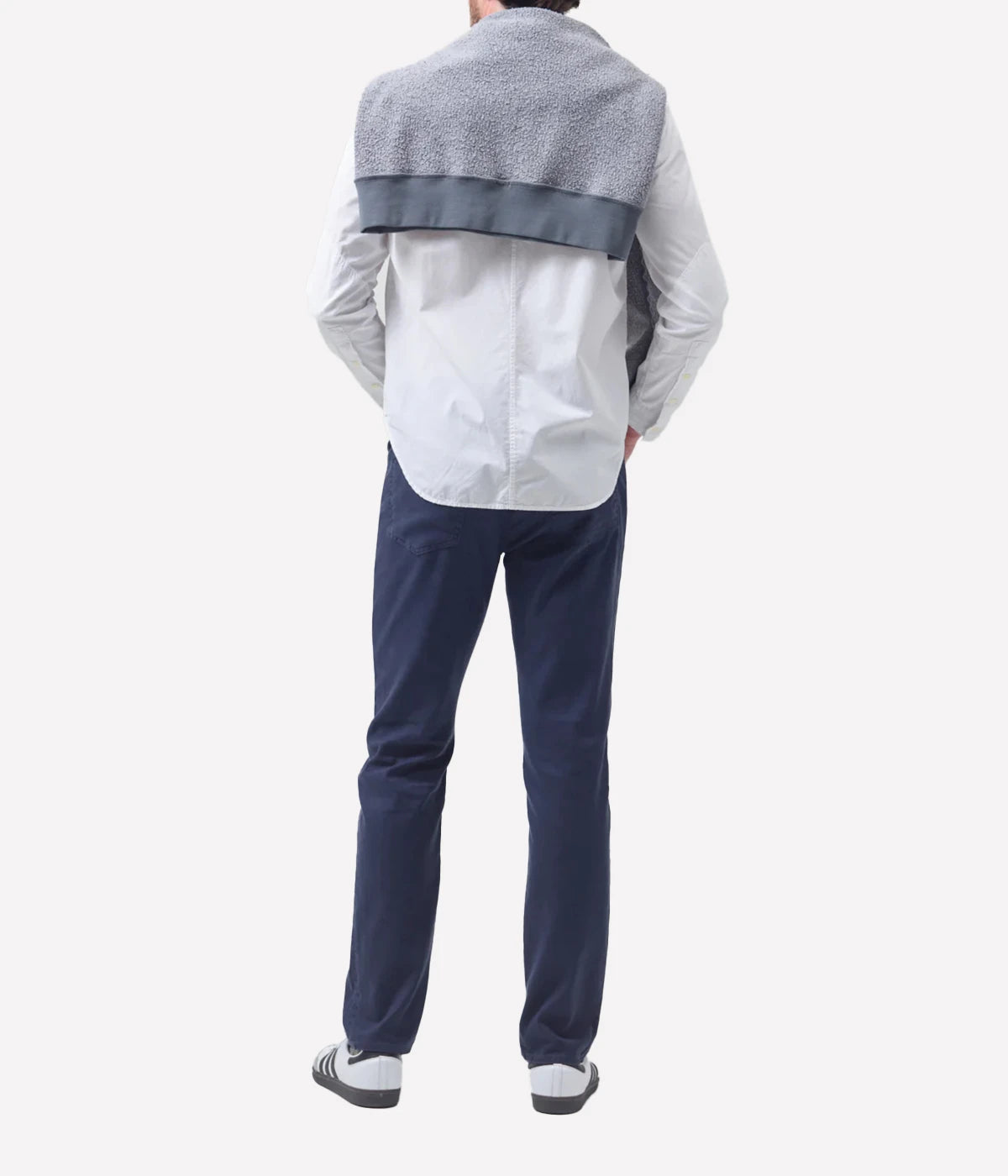 Men's slim straight linen pants, perfect for athletic builds, offering comfort and breathability with a tapered ankle.