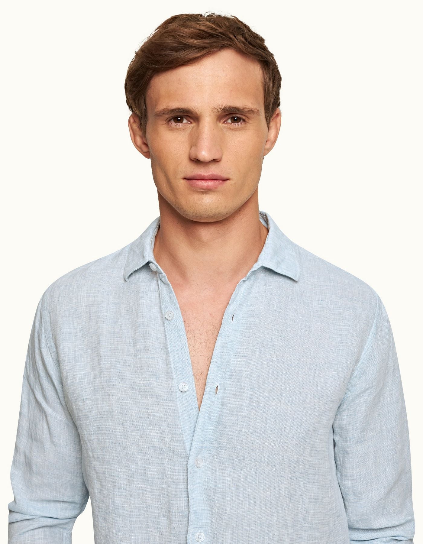 Giles long-sleeved linen shirt in 100% linen, featuring a classic collar, branded collar stay, imitation Mother of Pearl buttons, shaping darts, and loop tape detail under the back collar. Made in Portugal, perfect for holiday styling.
