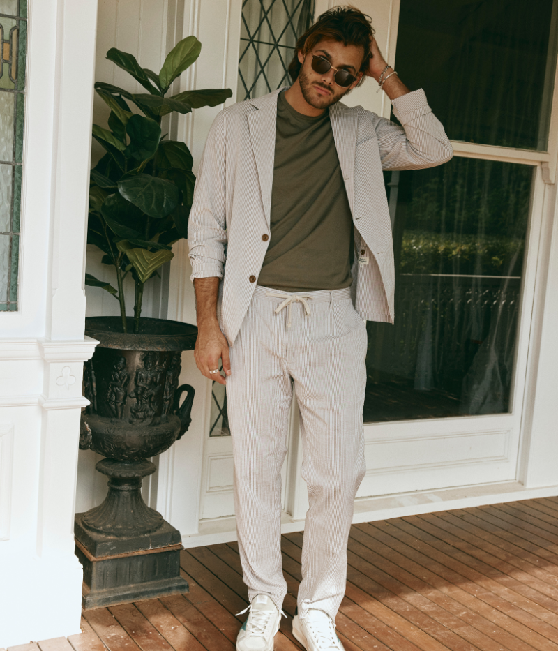 Jobby seersucker blazer – light and breathable with a three-button front closure and embossed textured fabric. Casual yet elegant for summer.