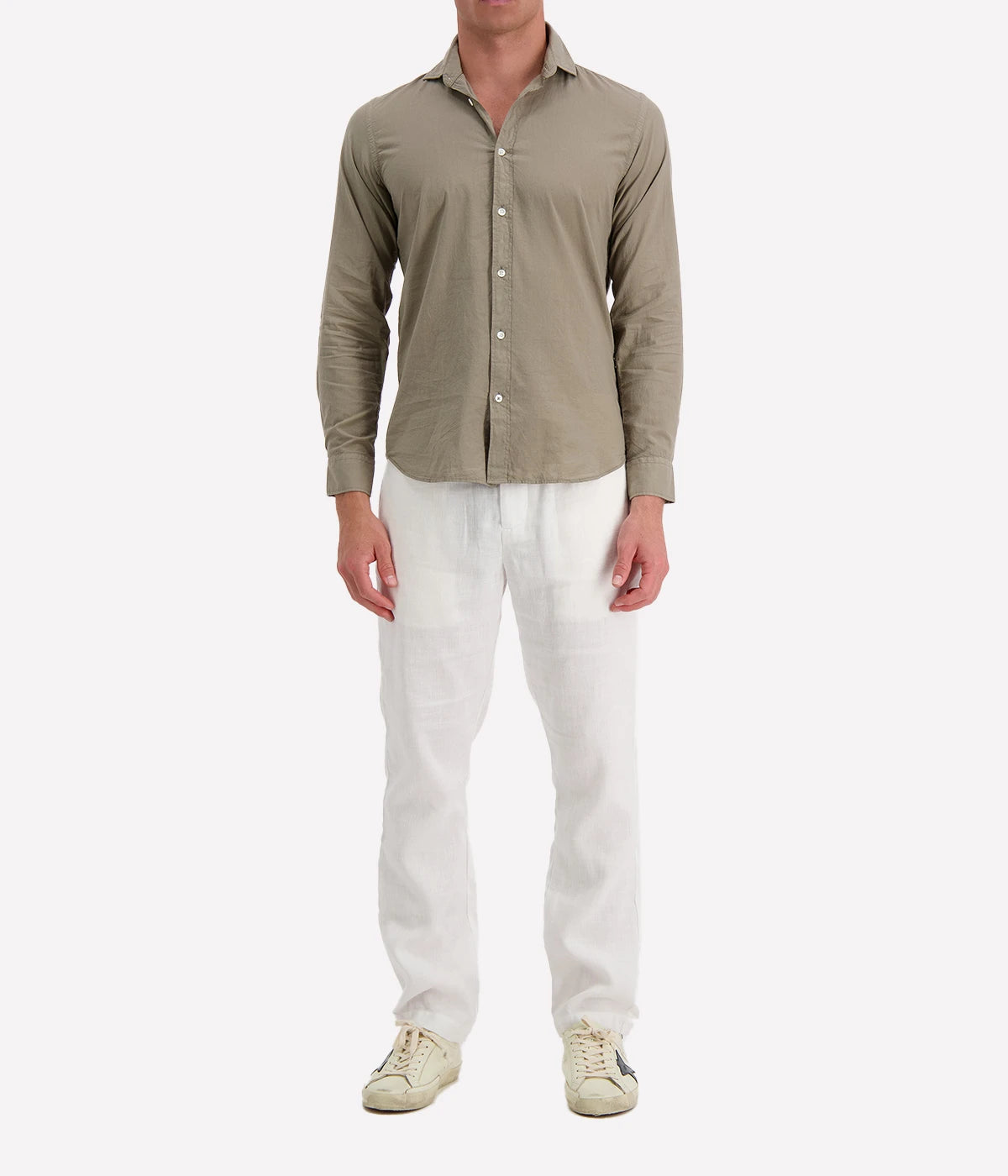 Front view of the Paul Woven Shirt by Hartford, featuring a regular fit, chest pocket, and exposed button placket. This classic men’s shirt offers a versatile and timeless design, perfect for casual or smart-casual occasions.