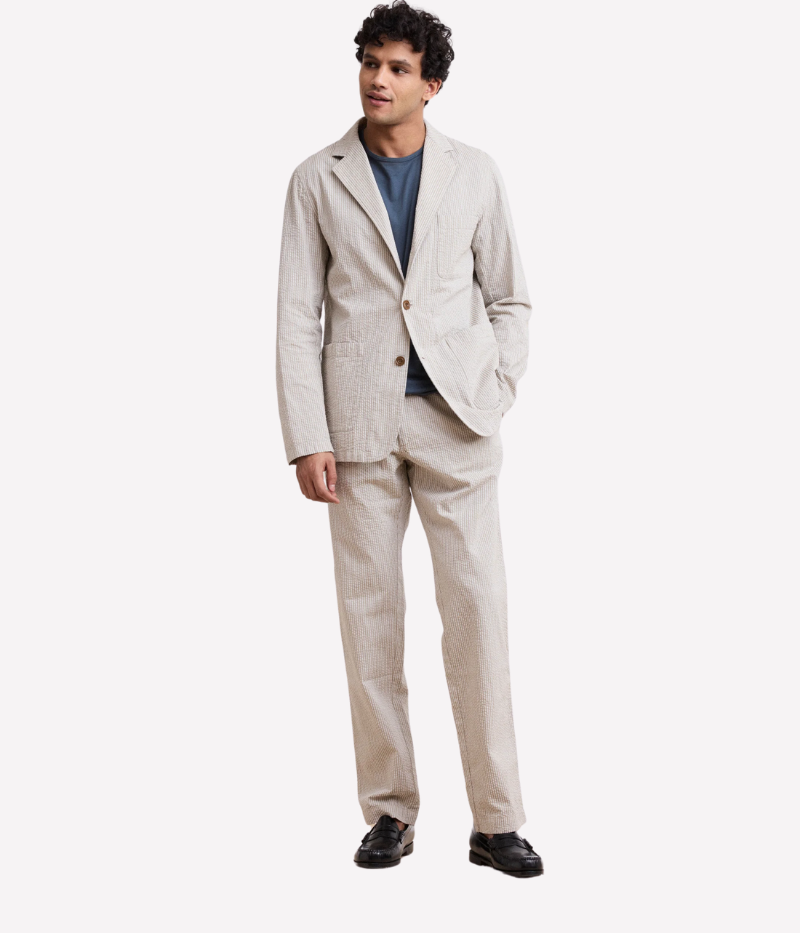 Jobby seersucker blazer – light and breathable with a three-button front closure and embossed textured fabric. Casual yet elegant for summer.