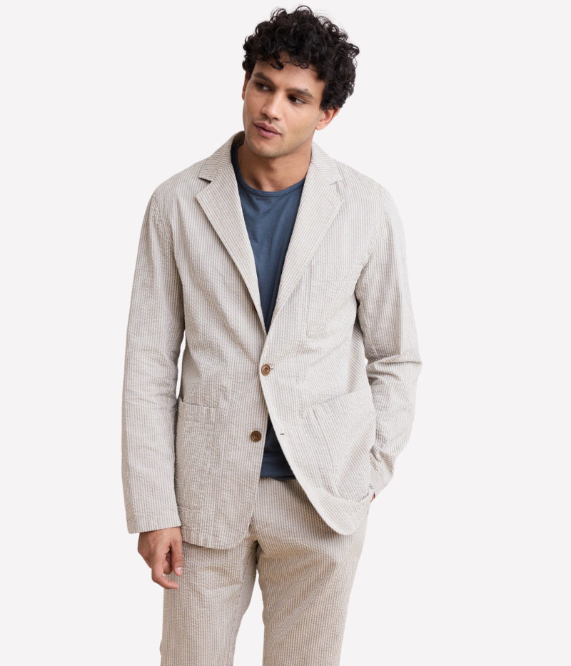 Jobby seersucker blazer – light and breathable with a three-button front closure and embossed textured fabric. Casual yet elegant for summer.