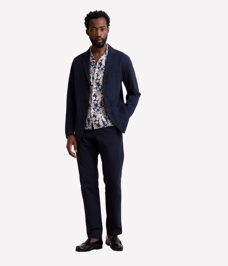 Jobby seersucker blazer – light and breathable with a three-button front closure and embossed textured fabric. Casual yet elegant for summer.