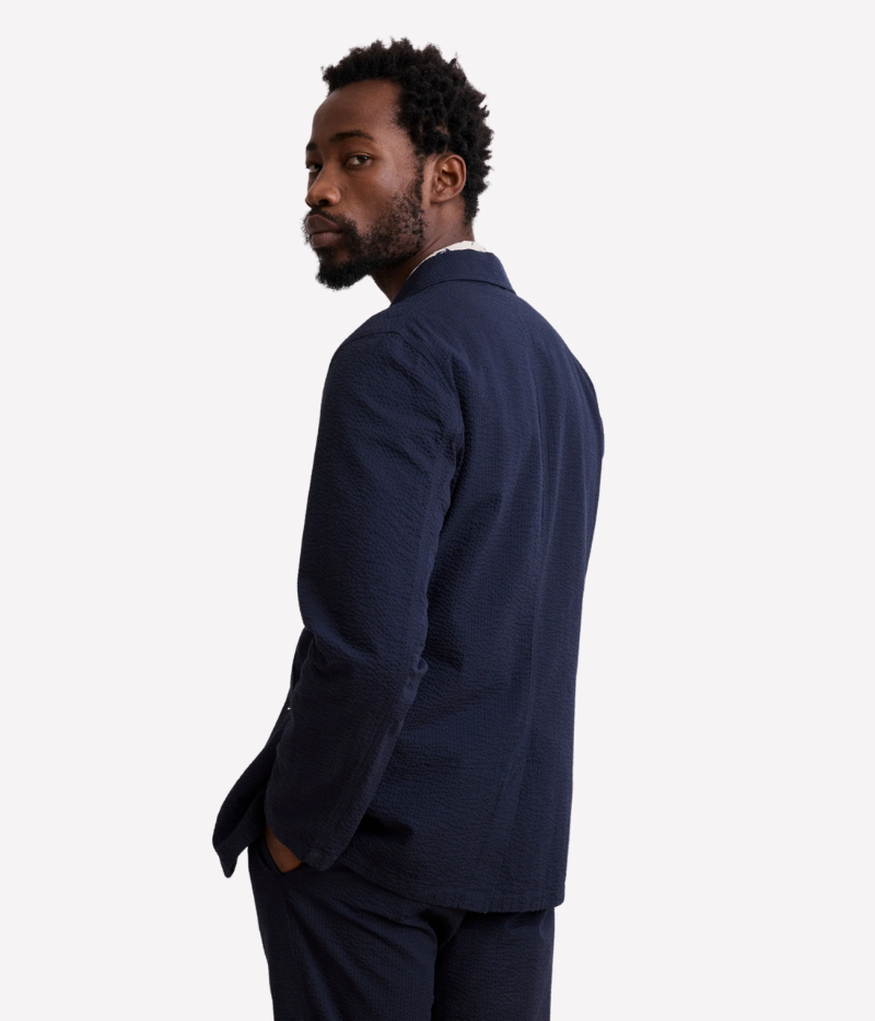 Jobby seersucker blazer – light and breathable with a three-button front closure and embossed textured fabric. Casual yet elegant for summer.