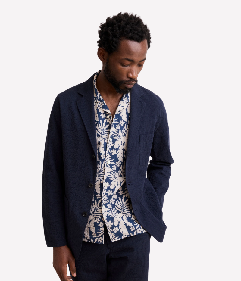 Jobby seersucker blazer – light and breathable with a three-button front closure and embossed textured fabric. Casual yet elegant for summer.