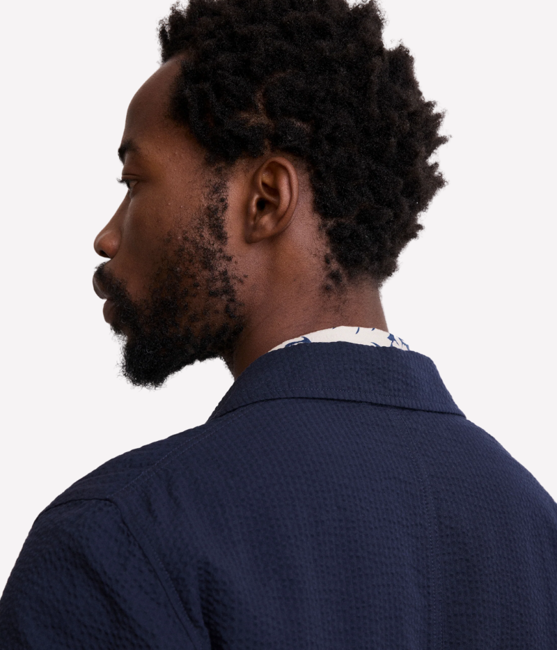 Jobby seersucker blazer – light and breathable with a three-button front closure and embossed textured fabric. Casual yet elegant for summer.