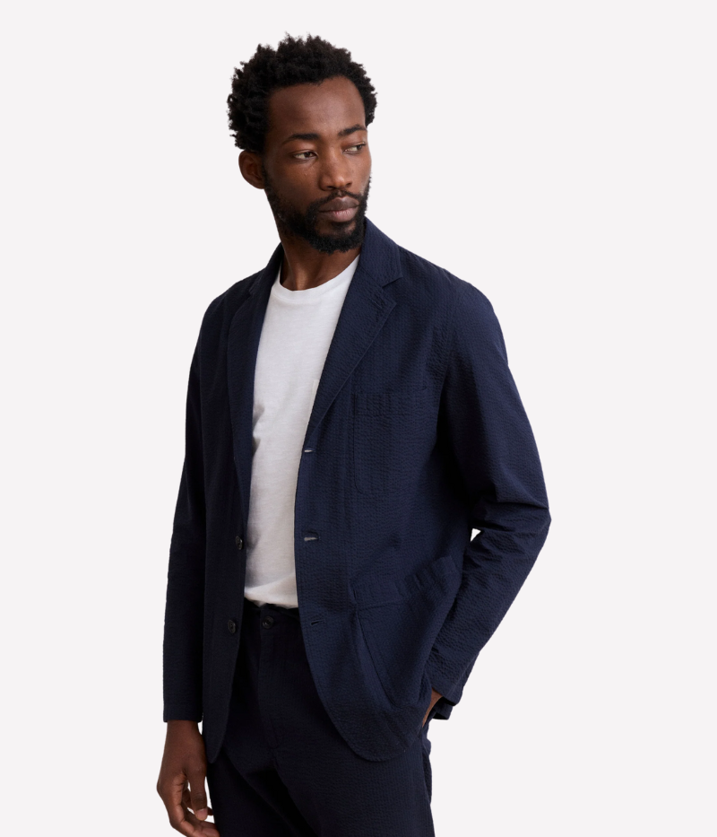 Jobby seersucker blazer – light and breathable with a three-button front closure and embossed textured fabric. Casual yet elegant for summer.