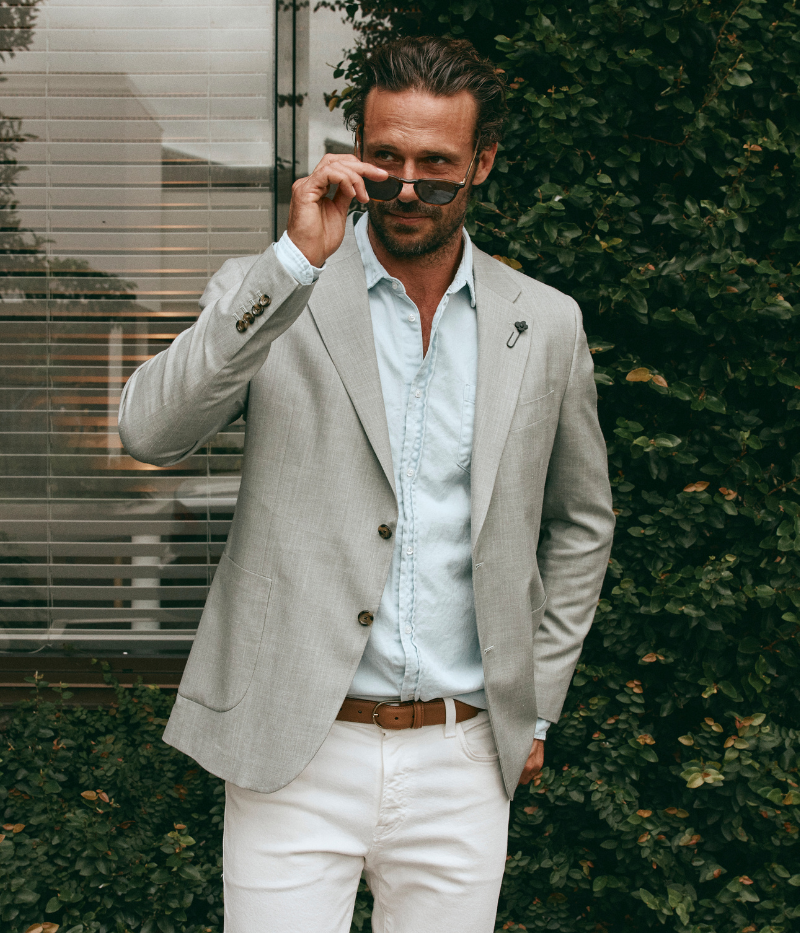 Lardini single-breasted jacket in a luxurious green-grey wool, silk, and linen blend, featuring a tailored fit for a refined silhouette—perfect for both formal and casual occasions. Made in Italy.