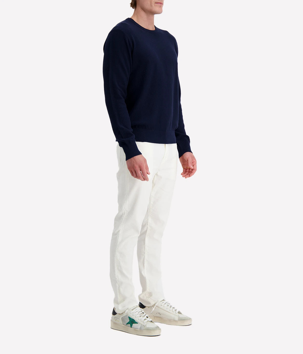 Navy lightweight fine-knit men’s sweater by Hartford in a soft linen-cotton blend, featuring a crew neck and relaxed fit.