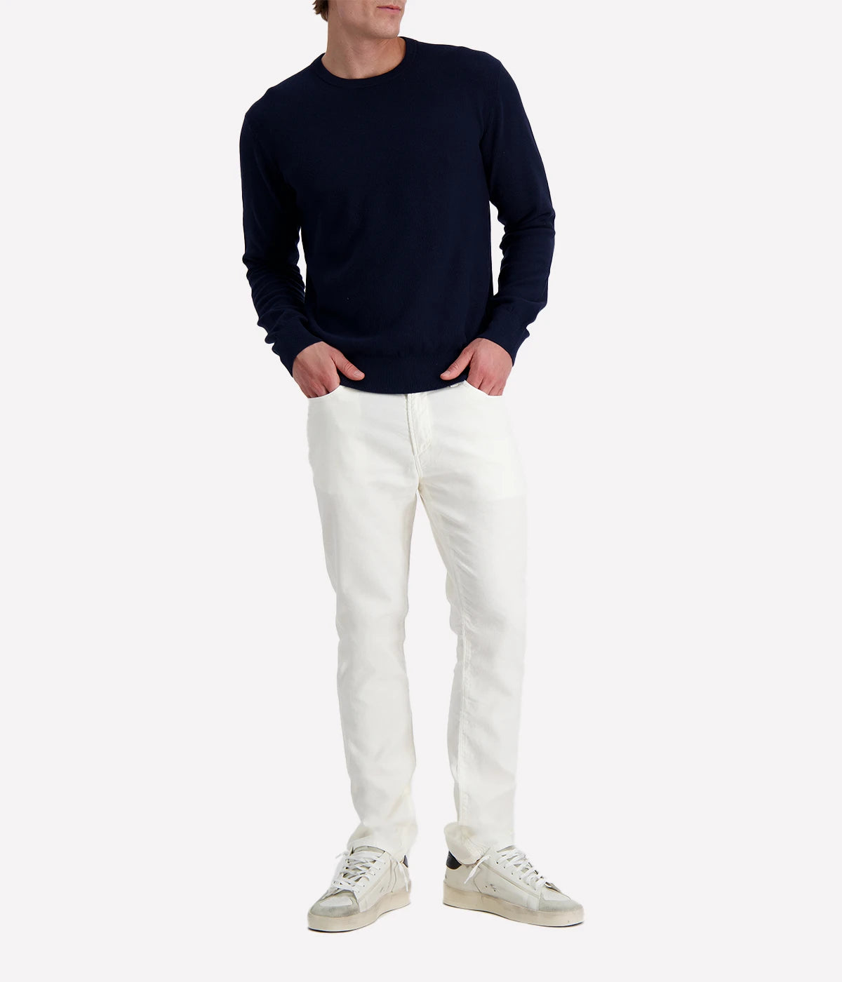 Navy lightweight fine-knit men’s sweater by Hartford in a soft linen-cotton blend, featuring a crew neck and relaxed fit.