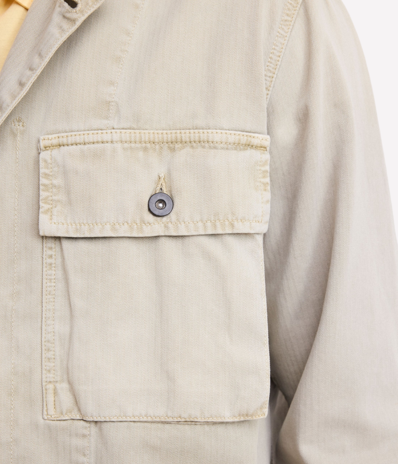 DAR herringbone jacket – short cotton jacket with rivet buttons, patch pockets, and subtle textured pattern. Ideal for mid-season layering.