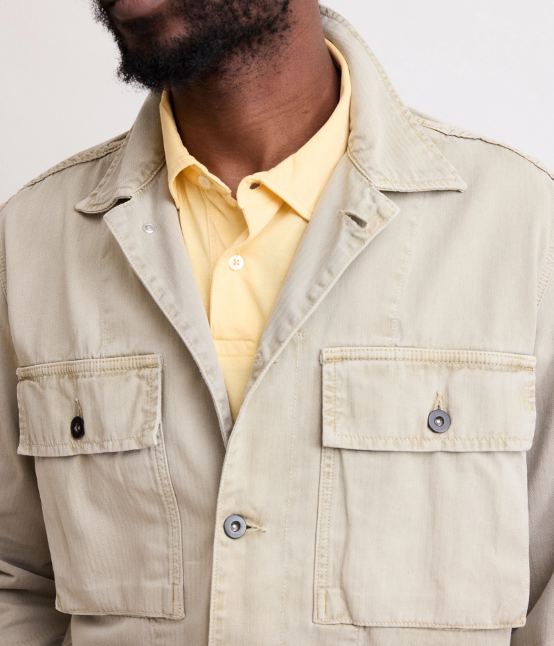 DAR herringbone jacket – short cotton jacket with rivet buttons, patch pockets, and subtle textured pattern. Ideal for mid-season layering.