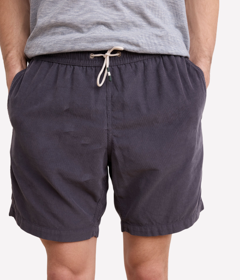 Corduroy shorts with elastic waistband and drawstring, long fit, and subtle washed effect. Crafted from GOTS-certified organic cotton. Perfect for summer wear.