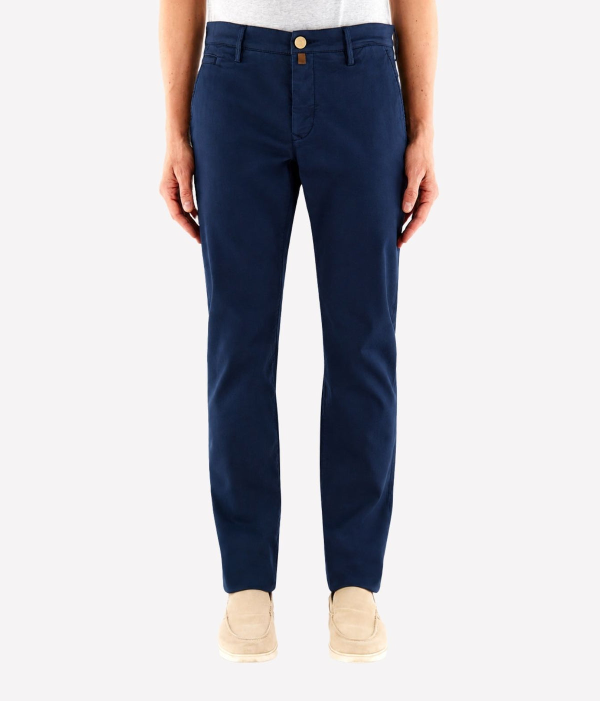 Man wearing Jacob Cohën Bobby Slim Chino Pants in Night Blue with a white T-shirt and light shoes, front view