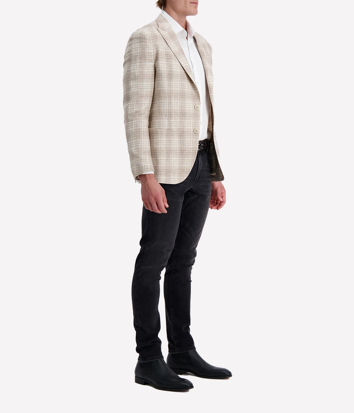 Eleventy slim fit chequered blazer crafted from Ermenegildo Zegna linen-wool-silk blend with three-roll-two design and ticket pocket.