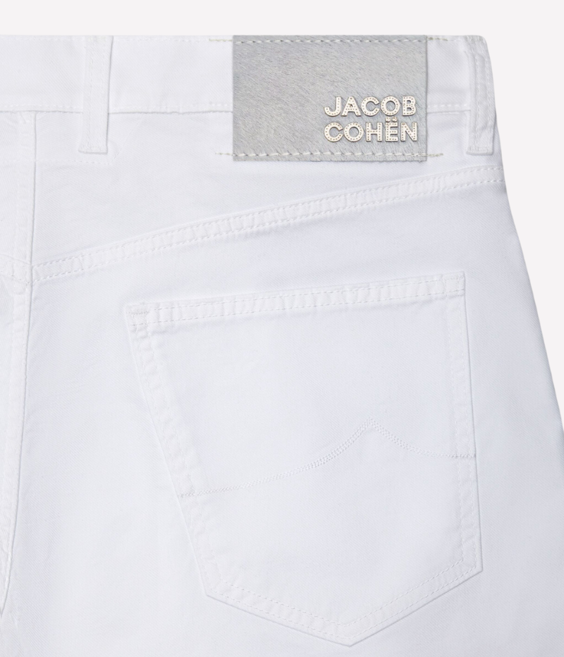 White slim-fit bermuda shorts by Jacob Cohen, made from stretch-cotton and Lyocell diagonal twill with a low-rise fit, five-pocket style, logo embroidery on the coin pocket, and calf-hair back patch with eco-friendly leather logo. Finished with a paisley-print bandana.