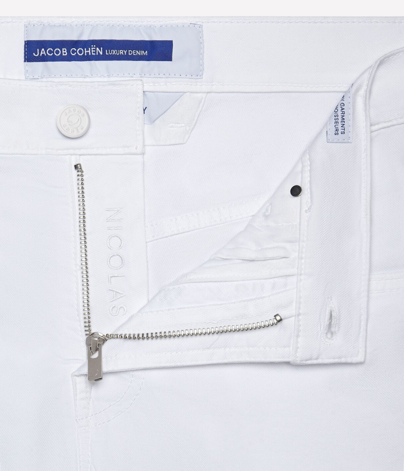 White slim-fit bermuda shorts by Jacob Cohen, made from stretch-cotton and Lyocell diagonal twill with a low-rise fit, five-pocket style, logo embroidery on the coin pocket, and calf-hair back patch with eco-friendly leather logo. Finished with a paisley-print bandana.