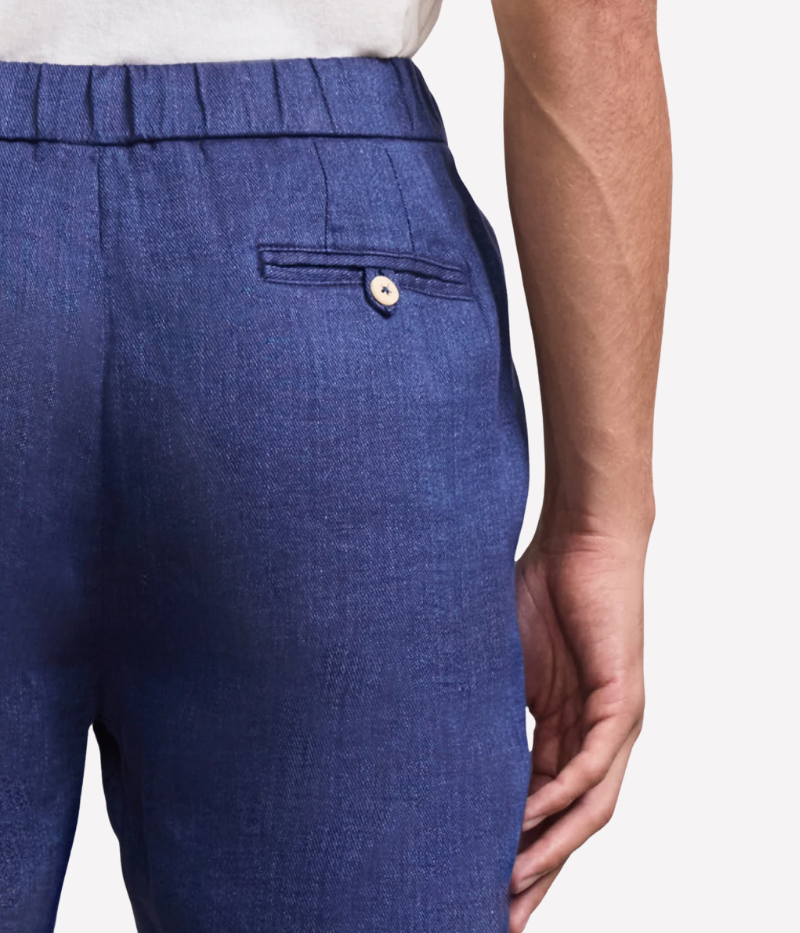 Frescobol Carioca Oscar Trousers in a slim fit design made from a cotton-linen blend. Featuring a sophisticated tapered leg, drawstring waist for comfort, and a zipper closure. The versatile trousers offer an elevated yet easy everyday style. Made in Portugal.