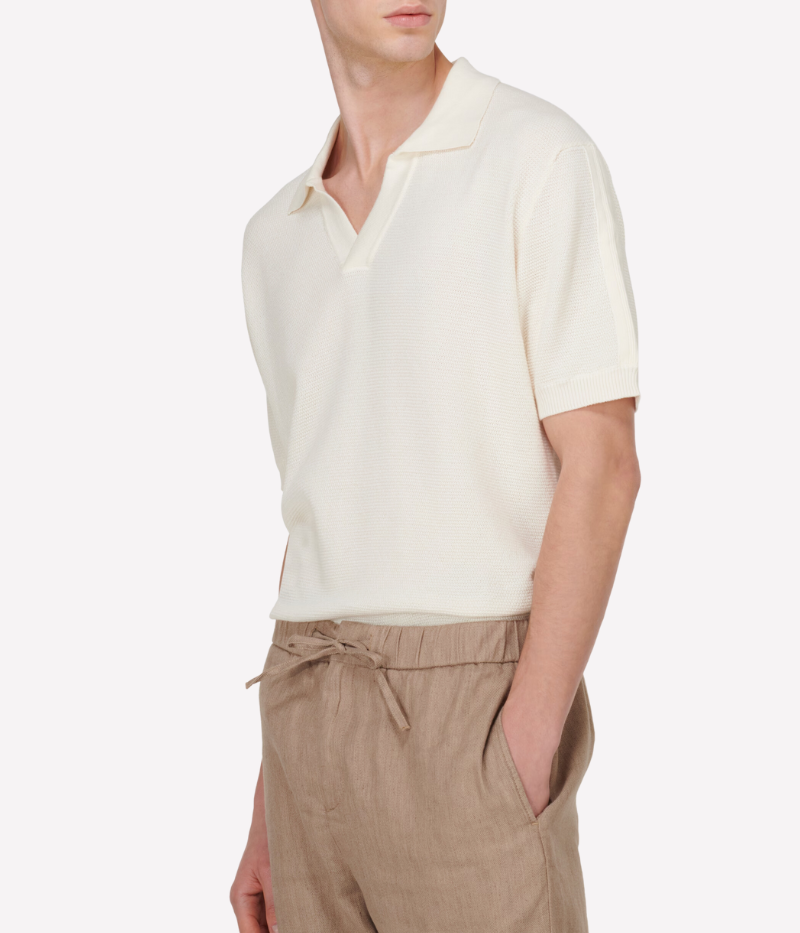 Men's polo shirt in a soft cotton-silk blend, featuring a buttonless V collar and a regular fit. Modern Italian design blending classic sophistication with comfort.