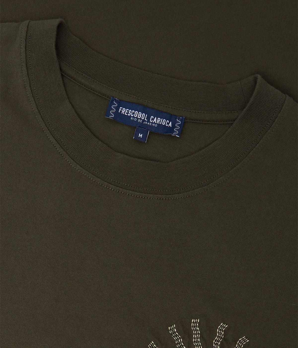 Crew-neck t-shirt in medium-weight organic cotton with Sol Carioca embroidery on the chest and back. Regular fit with side slits.