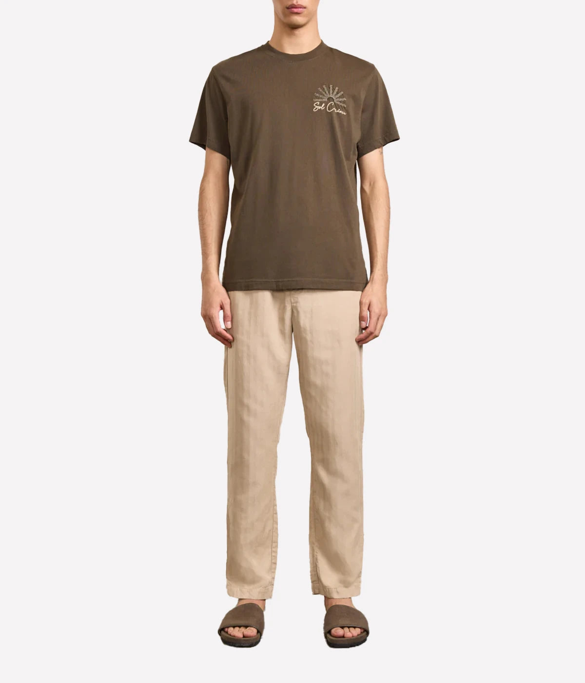 Crew-neck t-shirt in medium-weight organic cotton with Sol Carioca embroidery on the chest and back. Regular fit with side slits.