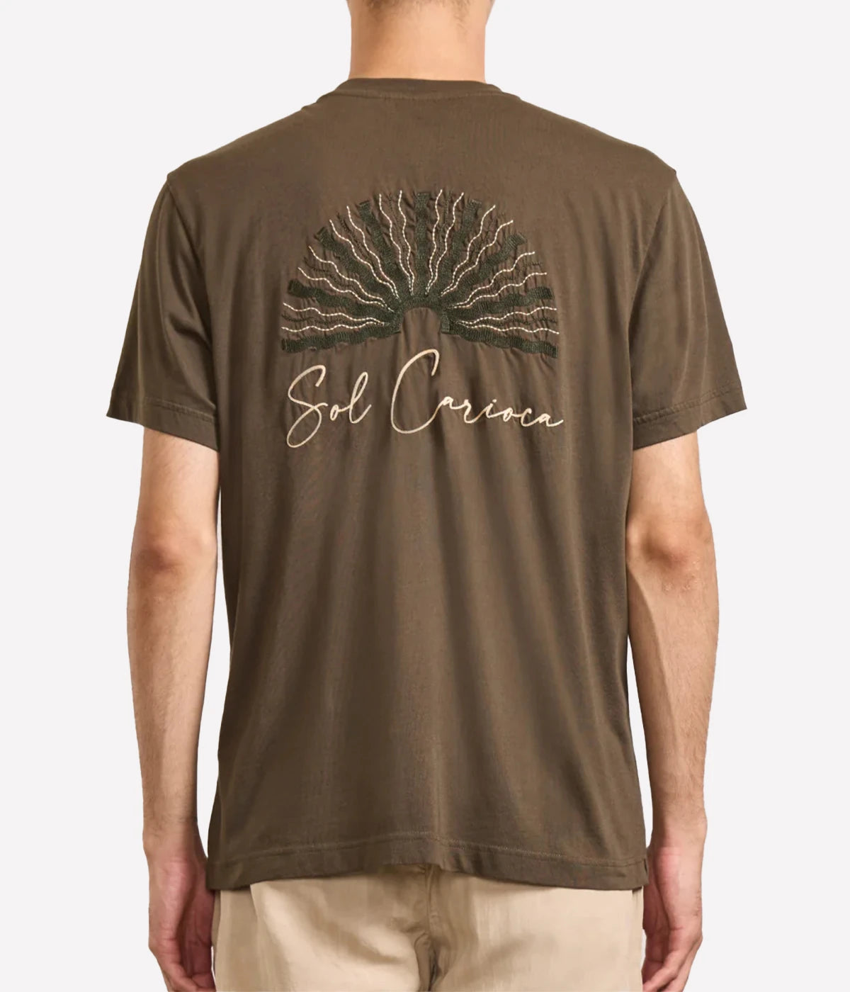 Crew-neck t-shirt in medium-weight organic cotton with Sol Carioca embroidery on the chest and back. Regular fit with side slits.