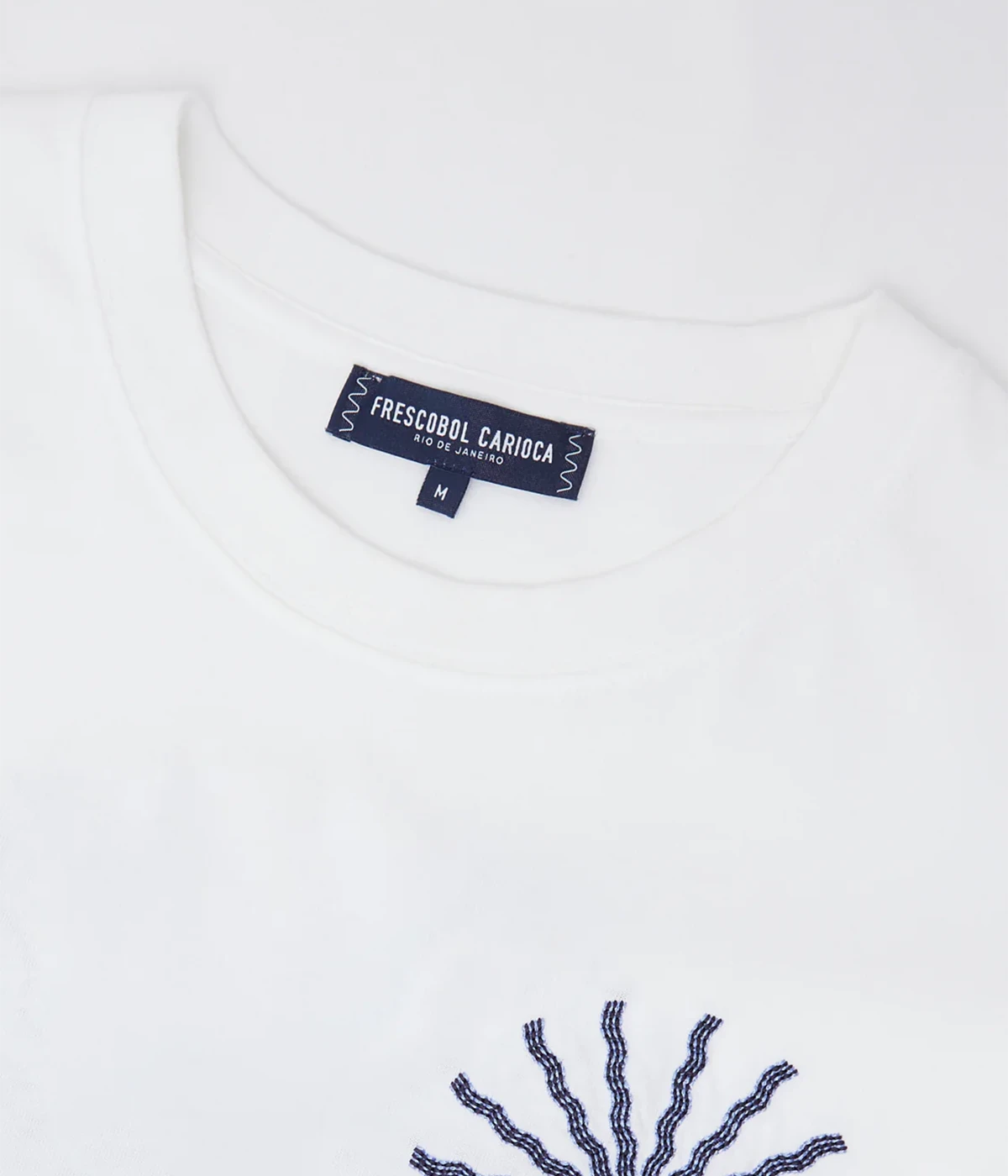 Crew-neck t-shirt in medium-weight organic cotton with Sol Carioca embroidery on the chest and back. Regular fit with side slits.