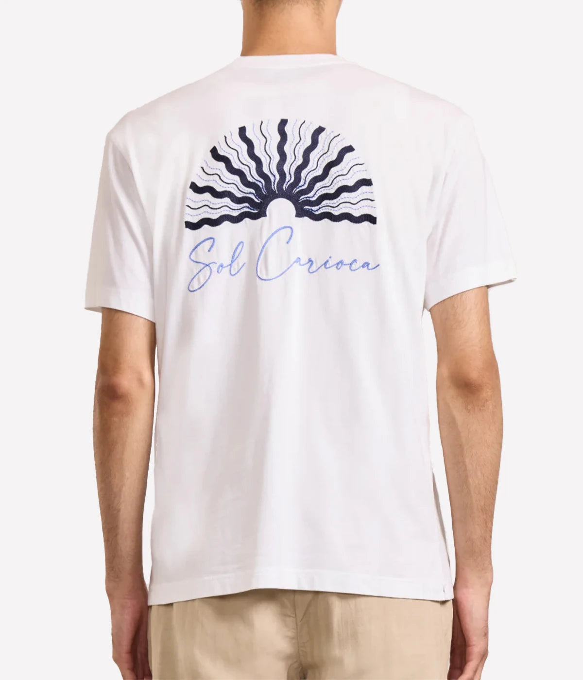 Crew-neck t-shirt in medium-weight organic cotton with Sol Carioca embroidery on the chest and back. Regular fit with side slits.