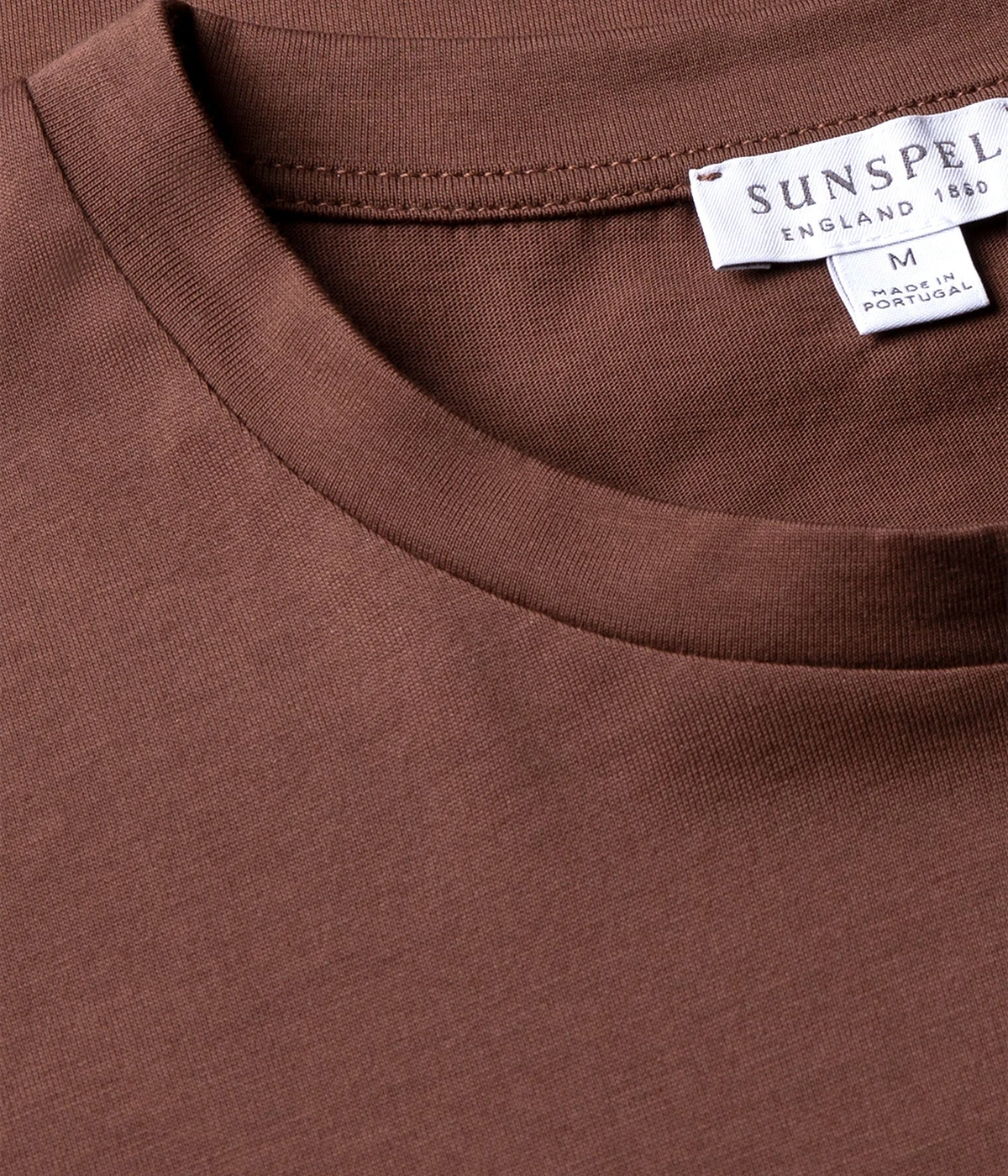 Men’s Cocoa Brown Riviera T-Shirt – Luxurious midweight cotton T-shirt in cocoa brown, inspired by the iconic style worn by James Bond in Casino Royale, perfect for seasonal transitions with a smooth, durable feel.