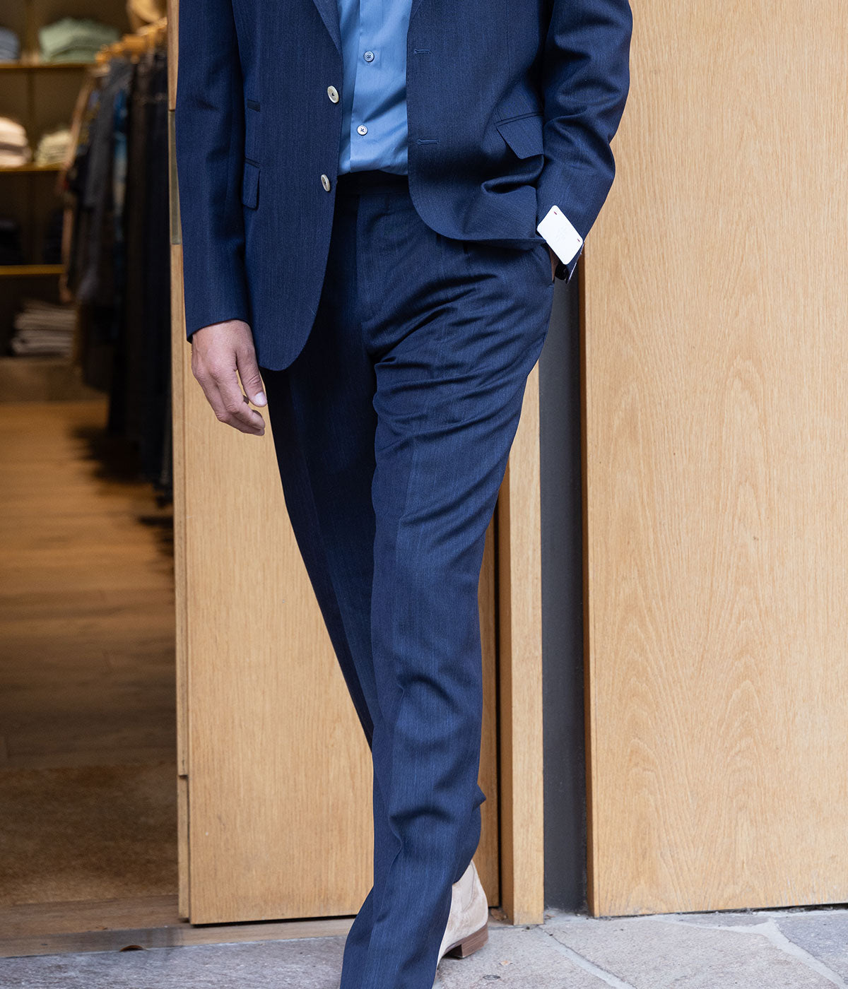 Eleventy tailored linen trousers in a lightweight, breathable fabric. Designed with a modern fit, these Italian-made pants offer effortless sophistication, perfect for summer events. Pair them with the matching blazer for a sharp look or style them with a linen shirt for a more relaxed feel.