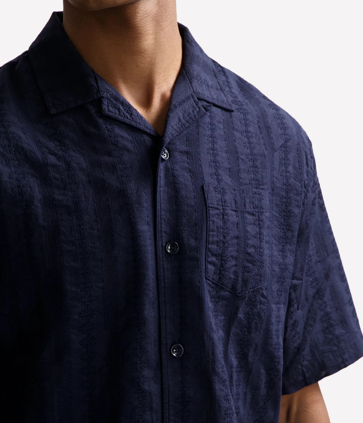 Men's loose-fit short-sleeve resort shirt with a vertical jacquard floral-stripe pattern and resort collar, ideal for summer styling