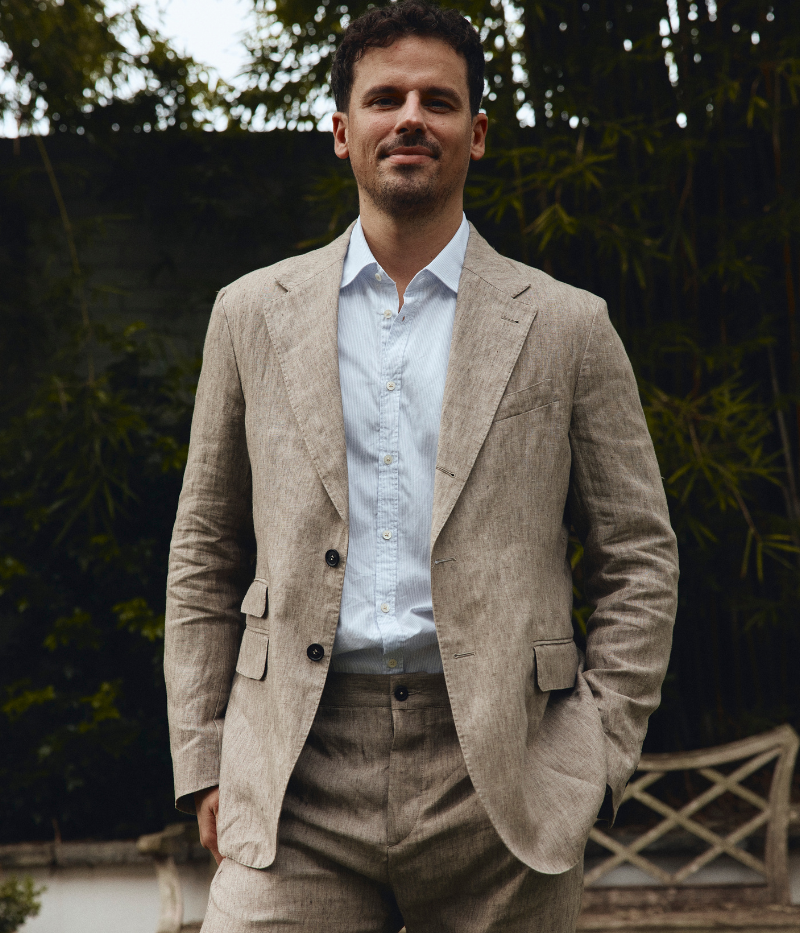 Massimo Alba Men's linen blazer with a deconstructed silhouette, notched lapel, and three-button design. Lightweight and breathable, perfect for effortless smart-casual styling. Features flap pockets, dark horn buttons, and double back vents. Made in Italy.